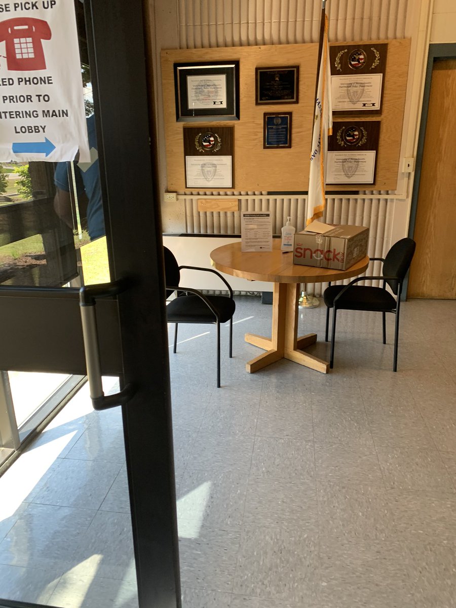 StottPhil84's tweet photo. Delivering snacks and great offers to some future and current customers of FirstNet at UMASS Dartmouth! #NDartmouth #OurNE #FirstNetFirst @JPotter24 @keroninc @JessyMBenitez @TheRealOurNE https://t.co/AQGPmDeoui