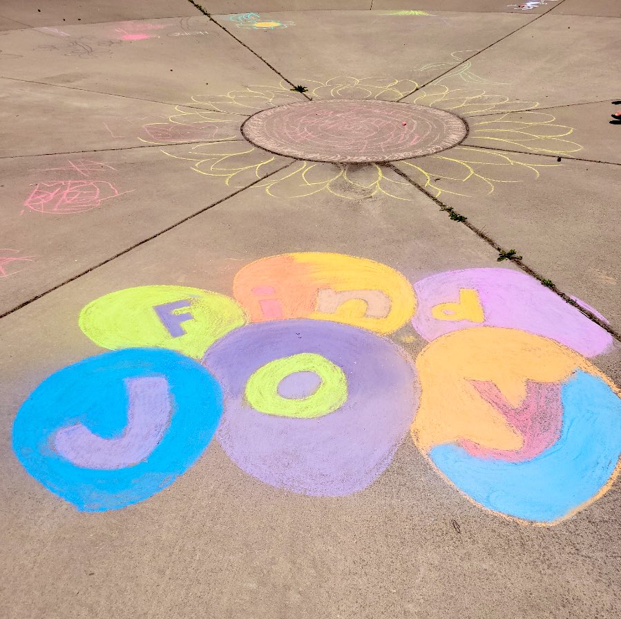 Spreading positivity. #artmatters #artistsofeastepo #nysaa #eastepo #rcsdarts <a href="/EastEpo/">East High School</a> <a href="/RCSDNYS/">Rochester City School District</a> @rcsdarts