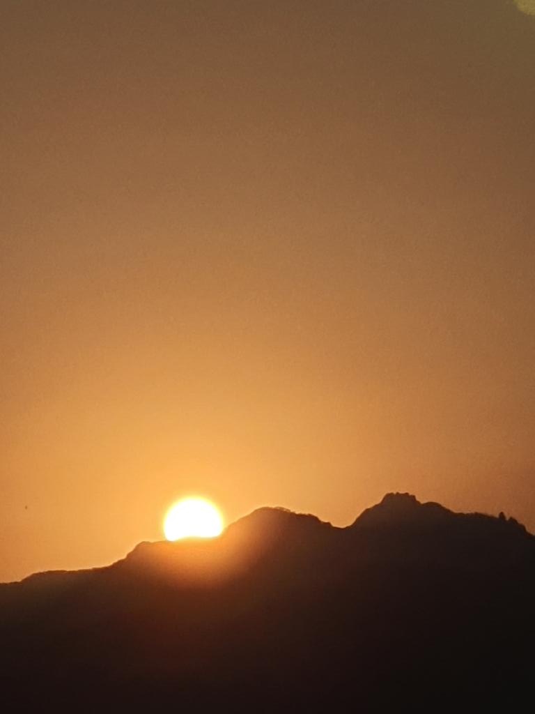 누워서
입에서해를토해내는형상