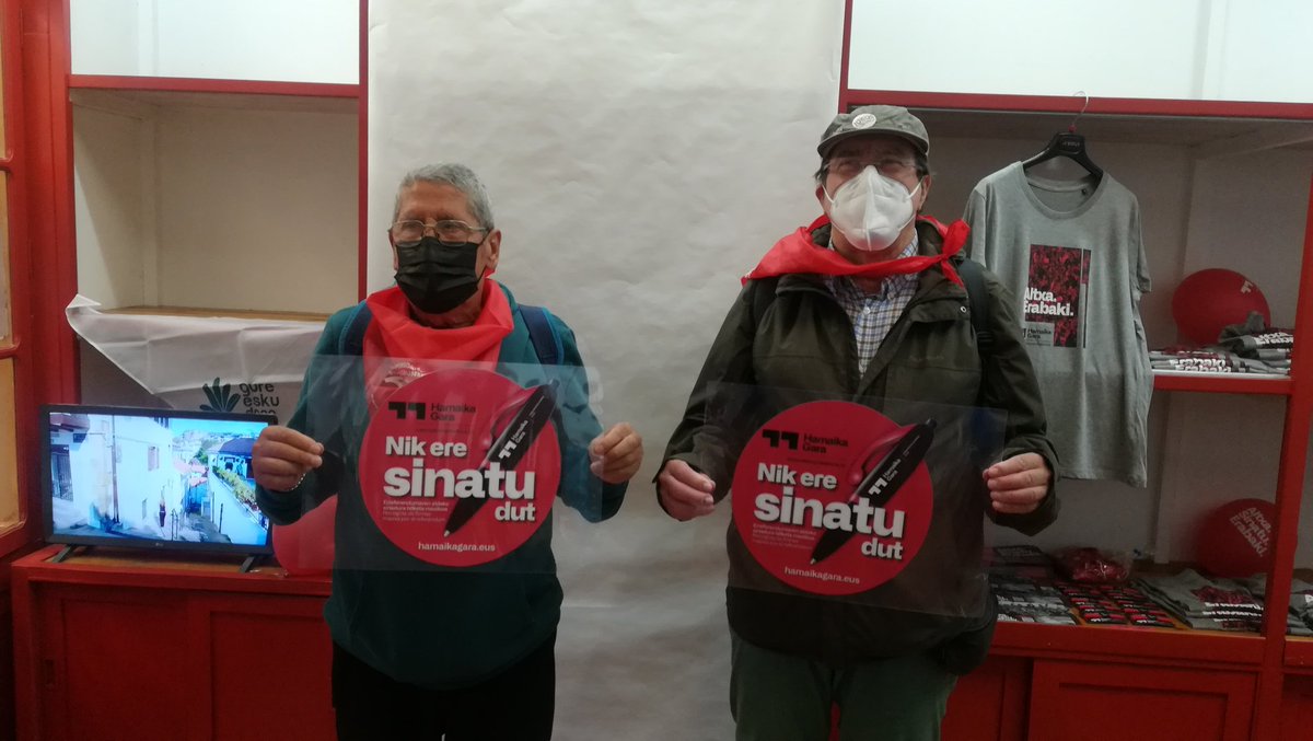 gureeskubilbo's tweet photo. Ayer, tras la concentración semanal de todos los lunes, recibimos la visita de #Pensionistas para firmar por el Referéndum.
Porq también queremos decidir sobre nuestro sistema de pensiones!
#Altxa #Sinatu #Erabaki https://t.co/oWnVGSNqem