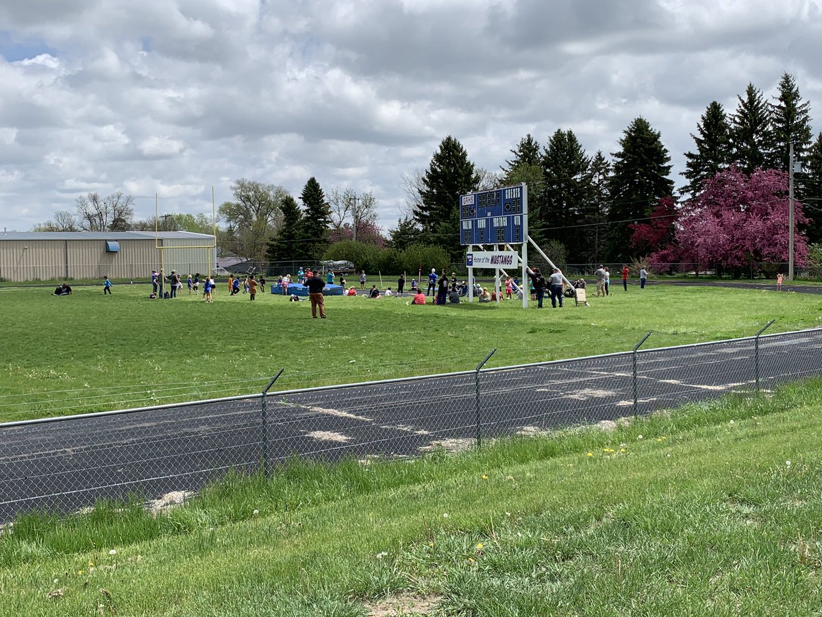 Slammer18's tweet photo. Track Day for @GordonElem 2nd-5th graders today! A beautiful day for the kids to compete and have fun in the sun! #GESColts #ElementaryTrackDay https://t.co/FJcKc2VRKz