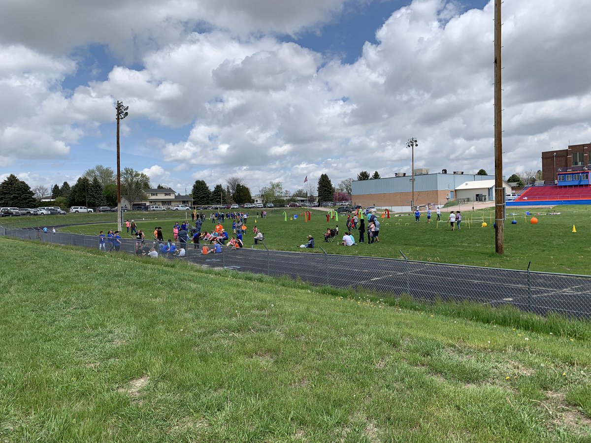 Slammer18's tweet photo. Track Day for @GordonElem 2nd-5th graders today! A beautiful day for the kids to compete and have fun in the sun! #GESColts #ElementaryTrackDay https://t.co/FJcKc2VRKz