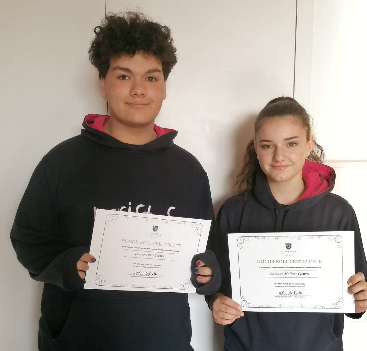 Aquest any, altre cop, més de la meitat d'alumnes de l'escola que cursen els estudis de Batxillerat Dual (American High School) han rebut una menció d'honor pel seu treball i excel·lents resultats. Us mostrem una representació. Enhorabona! #DiplomaDual #DualDiploma #Los300Mejores