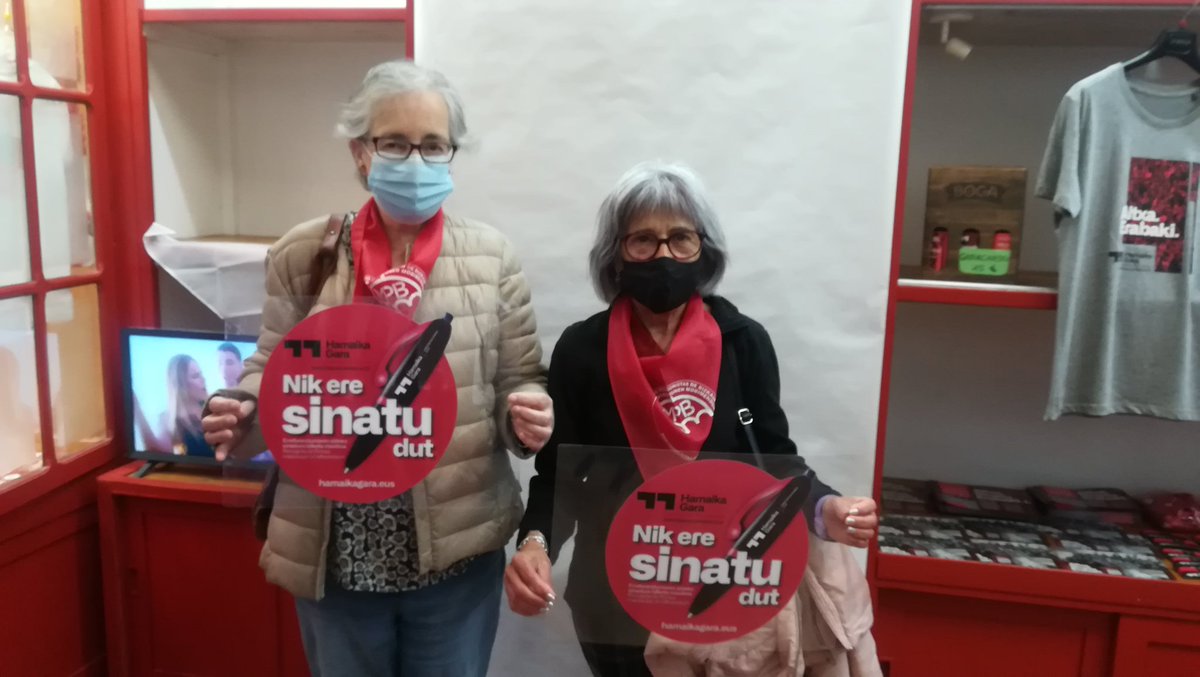 gureeskubilbo's tweet photo. Ayer, tras la concentración semanal de todos los lunes, recibimos la visita de #Pensionistas para firmar por el Referéndum.
Porq también queremos decidir sobre nuestro sistema de pensiones!
#Altxa #Sinatu #Erabaki https://t.co/oWnVGSNqem