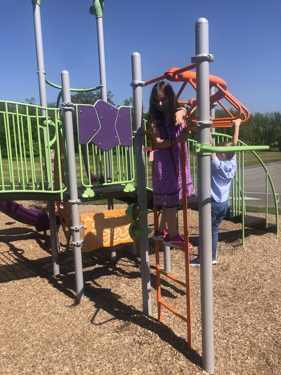 CarlyShockey's tweet image. Students in #MsShockeysClass explore seed dispersal by creating a design that mimics a maple tree seed. 🌳🍁✨🌬#mapletreeseeds @wcpsmd #32Wonder @RaegonClutz @emmakdoub