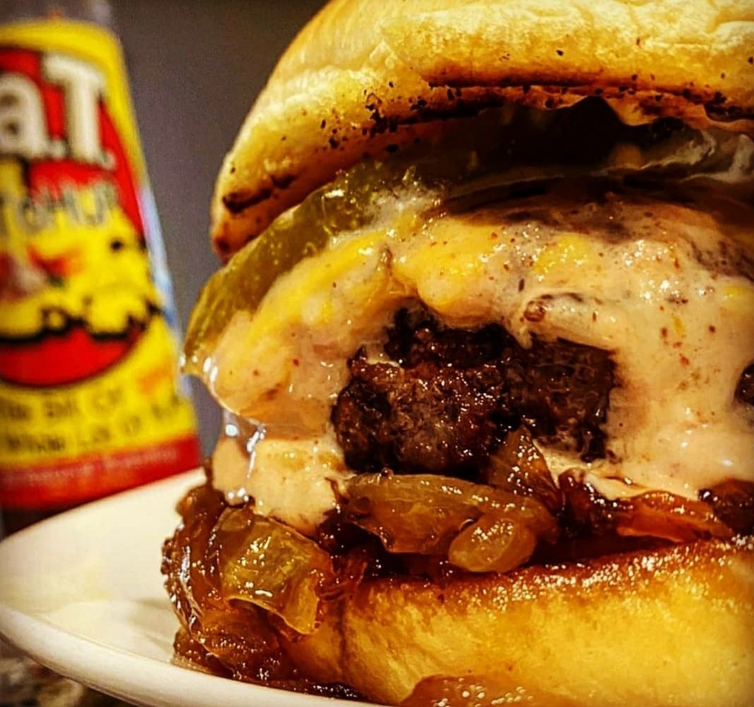 DaTSaUcELA's tweet photo. Who needs thismazing @fossilfarms Elk burger w/ D.a.T. KeTcHuP, Sweet Pickles, Caramelized onions, American Cheese, Buttered & Toasted Martin’s @potatorolls 🤙🏼by Chef TD USA?
#datsauce https://t.co/tpkMu02eCp