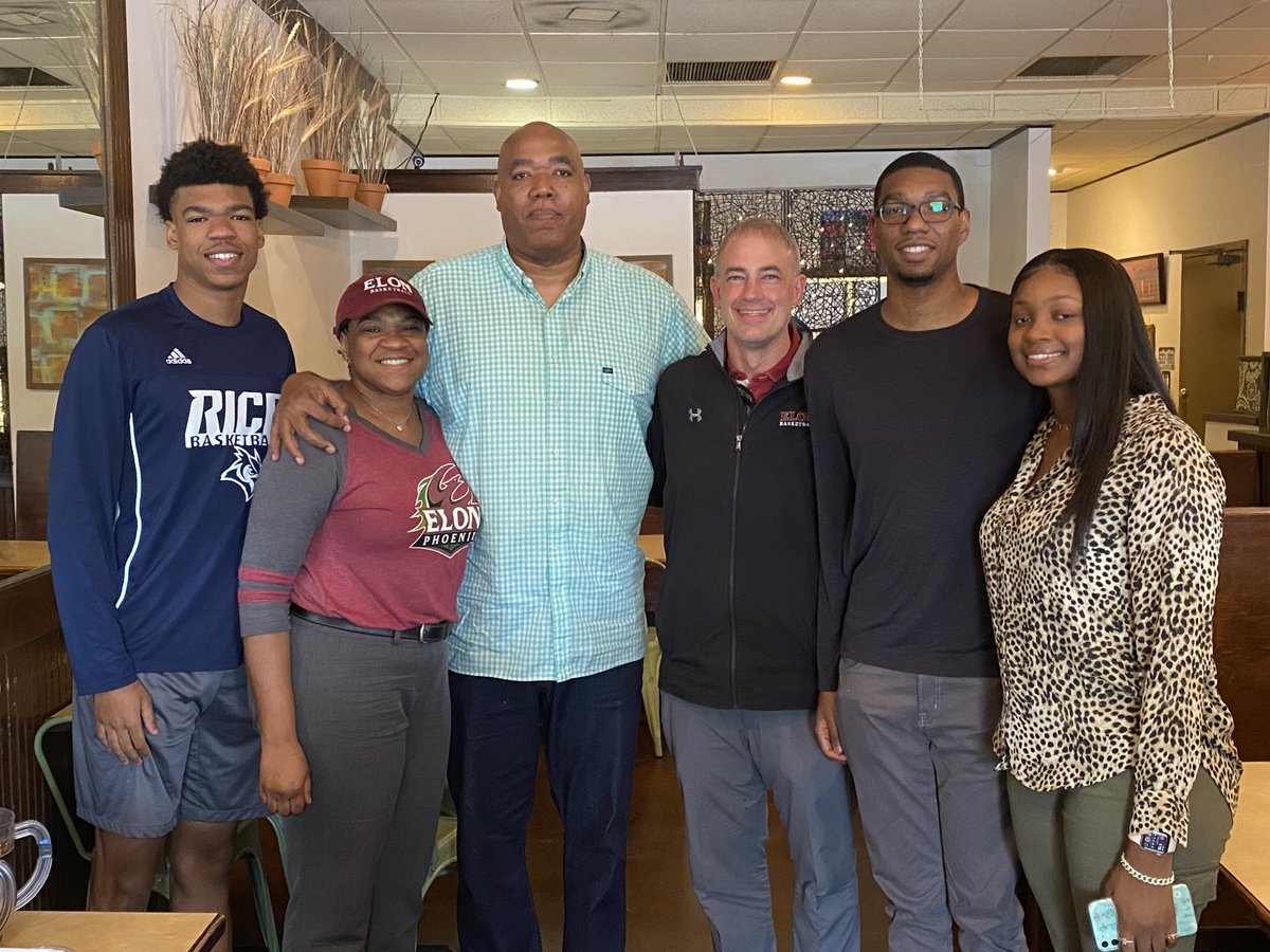 CoachSchrage's tweet photo. @Stanford Undergrad and NOW @elonuniversity MBA...
AND one of best players I was ever fortunate to coach.
Proud of @schoolyy_! And love the Sheffields...what an incredible family! Blessed to be a part of their journey.
#FamilyOn3 #BucketGetter https://t.co/2Ti2HNzAiY