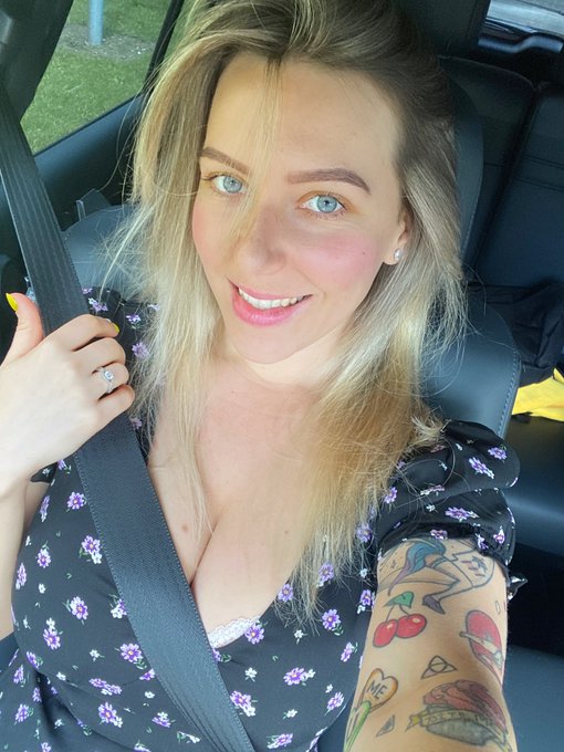 Need a lift babes?? New set is out on my #onlyfans ? https://t.co/LbqErSAjsh ? https://t.co/qZ2ULk6c