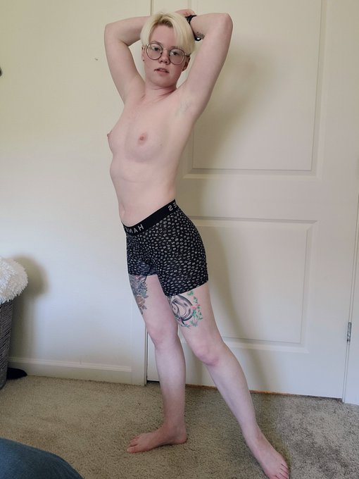 finally managed to take a full body pic that i actually like 😅 https://t.co/fuxNFAYdkq<a href="/tag/mvsales"class="tags"><span>#mvsales</span></a>