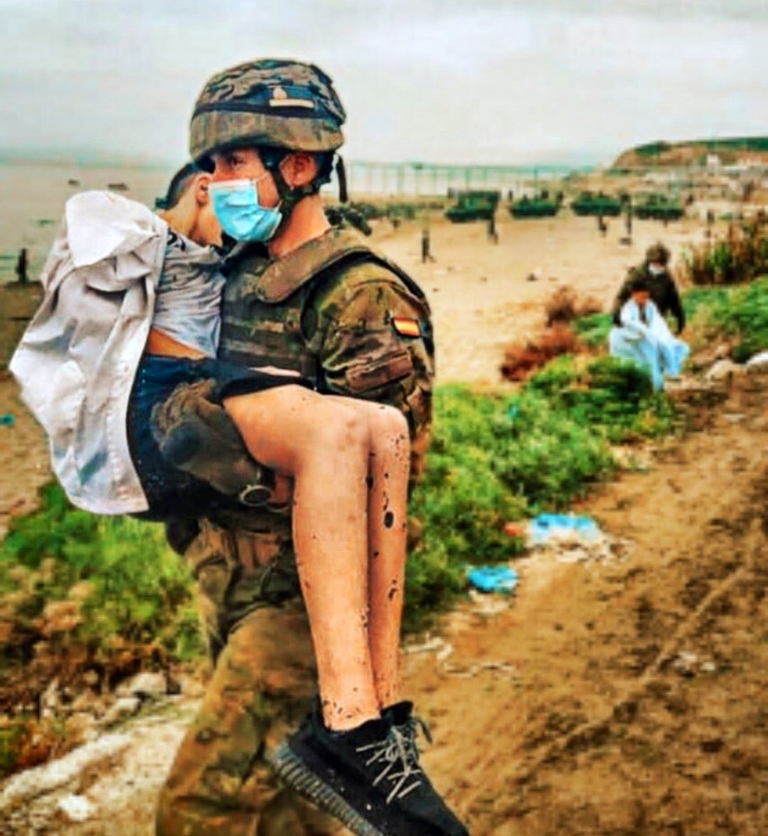 mcduenas's tweet image. 🔵Porque sólo una imagen de las que tantas se han podido ver en #Ceuta hoy refleja lo grande que es nuestro país 🇪🇸
#Gracias infinitas por vuestro trabajo y vuestro compromiso @EjercitoTierra @policia @guardiacivil