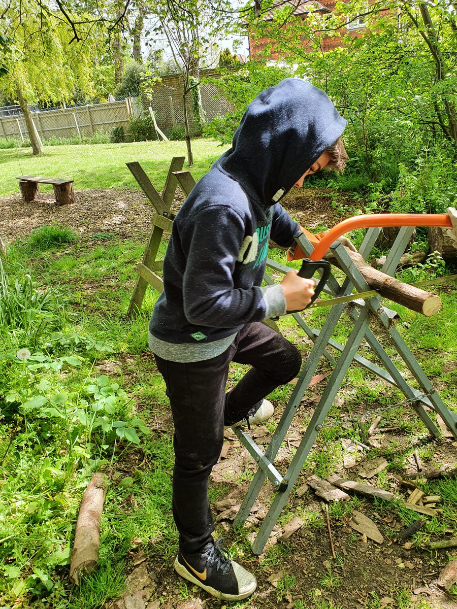 Yr 5 - got many skills, the ability to problem solve, self manage and communicate clearly; helping others to make their designs. This young man has everything he needs for a bright future 👏🙌 #lifeskills #lifelonglearning