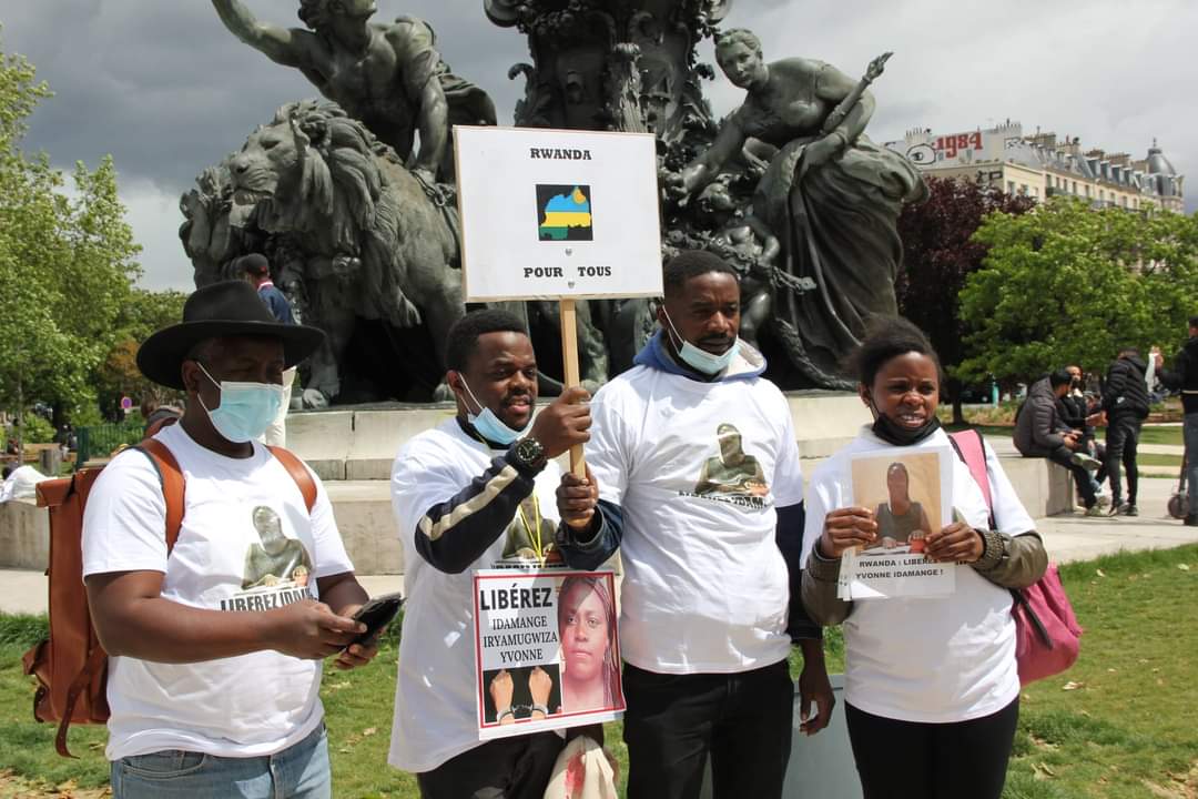 marikomz's tweet photo. Aujourdhui la voix du changement a résonné à #Paris pour demander le départ du dictateur @PaulKagame. Les #rwandais sont déterminés à mettre fin à 27 ans de terreur exercée par un régime criminel sanguinaire sans foi ni loi. #EndFPR
Cc: @EmmanuelMacron https://t.co/JL24vNA09N