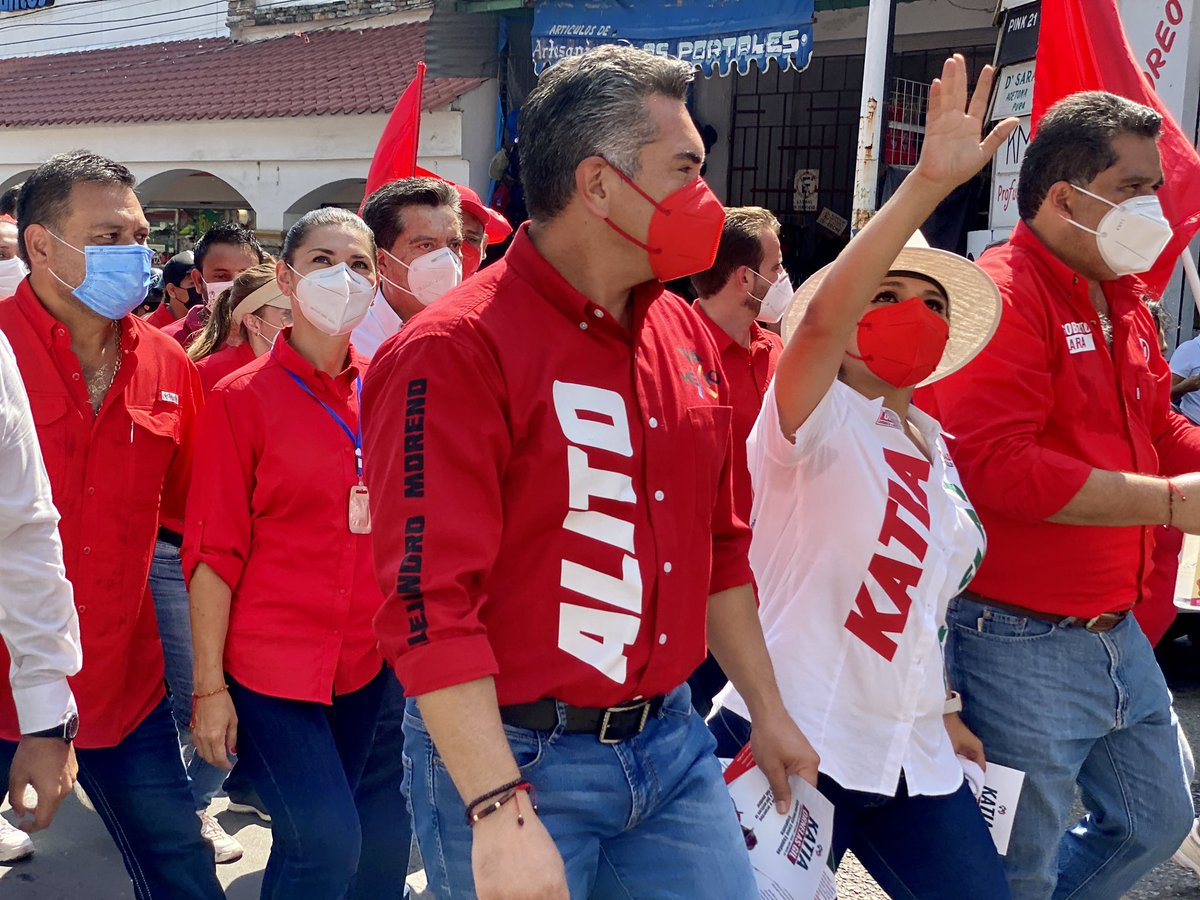 Katiornelas's tweet photo. Qué se oiga fuerte, este 6 de junio #Teapa y el Distrito 21 volverán a resplandecer. Gracias @alitomorenoc, por acompañarnos en este recorrido en la Sultana de la Sierra y constatar el respaldo del pueblo a @HRaulCabrera. 

¡Vamos a ganar! 

🟢⚪️🔴 https://t.co/W47JIpzO7Q