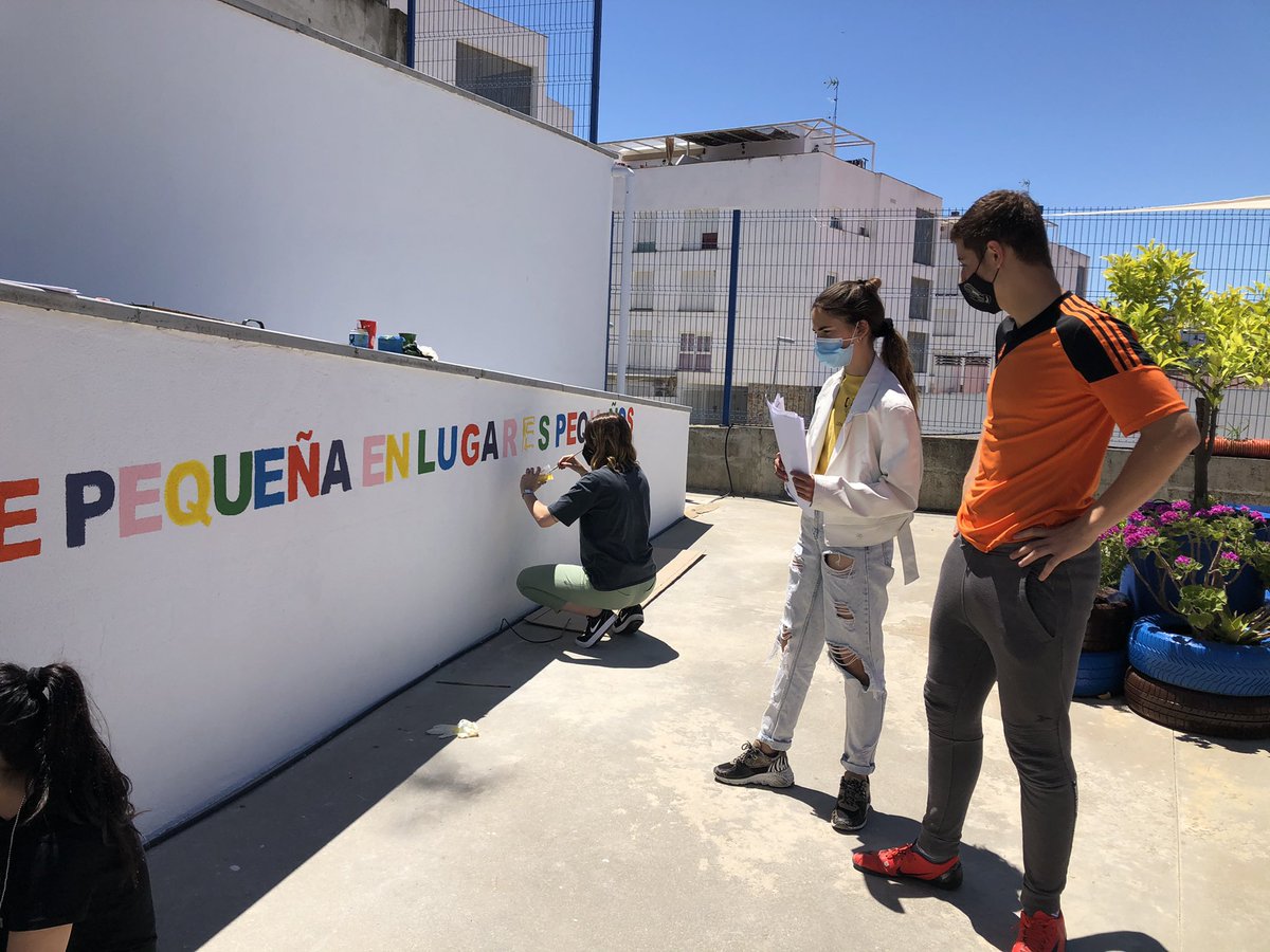 Nuestro alumnado de 3° y 4°ESO con sus profes Emilio, Dolores, Pilar, Sara, Angela pintando nuestro mural Plantando en los Muros y “Mucha gente pequeña, en lugares pequeños, haciendo cosas pequeñas, puede cambiar el mundo”. 
#EcoEscuelaTurobriga
#apornuestrasegundabanderaverde