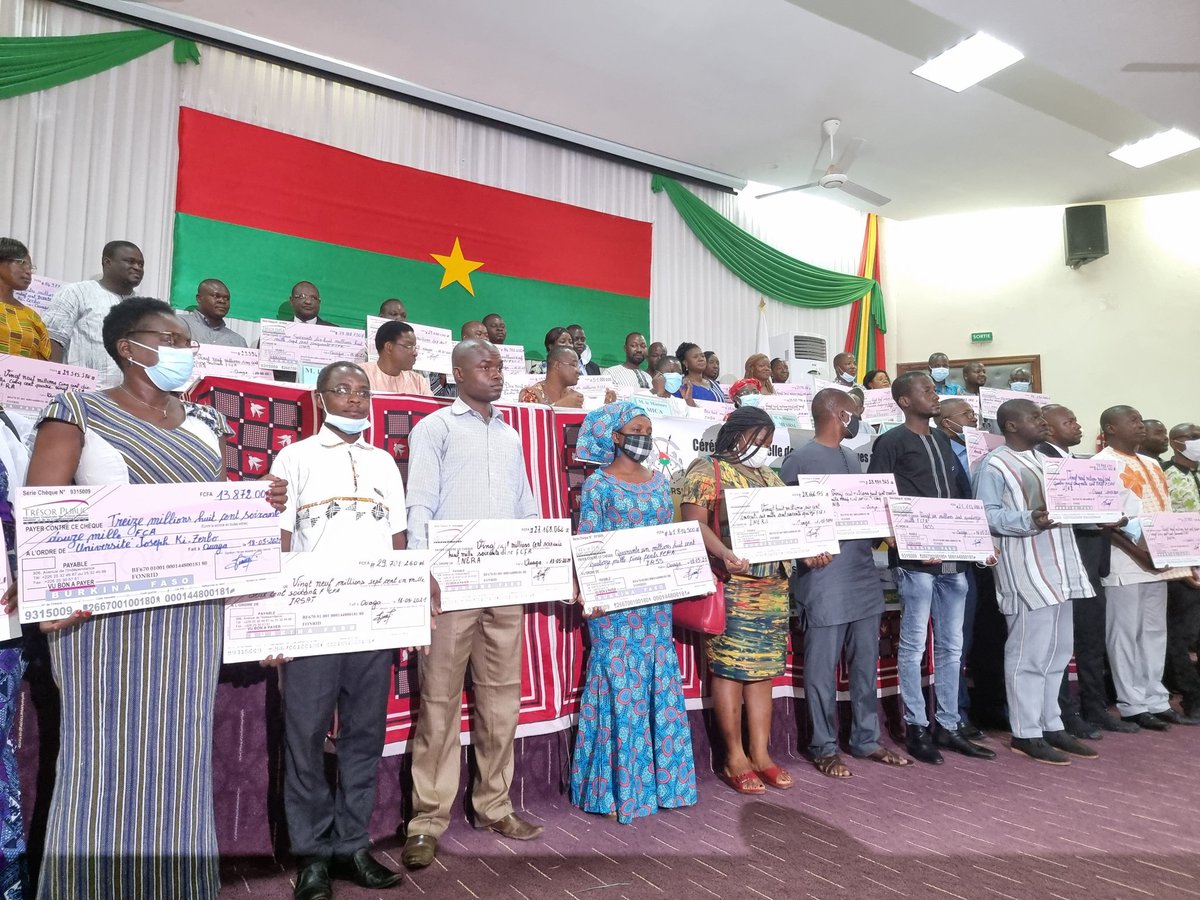 Grand jour pour les chercheurs du #BurkinaFaso. Grâce à l'initiative présidentielle de soutien à la recherche dans la réponse à la pandémie de #Covid-19, le #MESRSI a remis ce jour 43 subventions pour financer les meilleurs projets sélectionnés par le #FONRID. Bravo à tous !