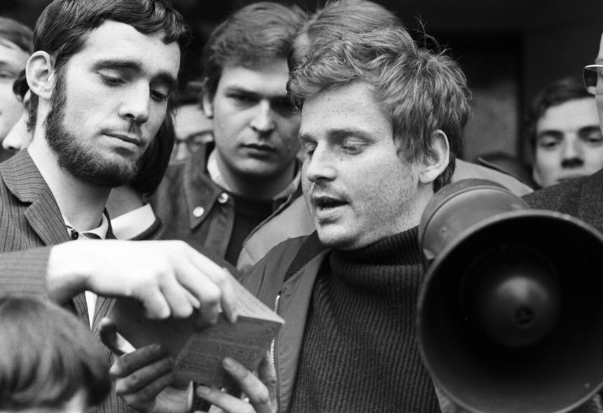 CorneliusCasto3's tweet image. 1. “Pulvérisé, parmi les milieux universitaires et étudiants, par Mai 1968 - l’histoire, notoirement non existante, a parfois de ces effets étranges - le structuralisme s’est dissous comme la fumée qu’il avait toujours été, et ses principaux représentants ont, plus ou moins