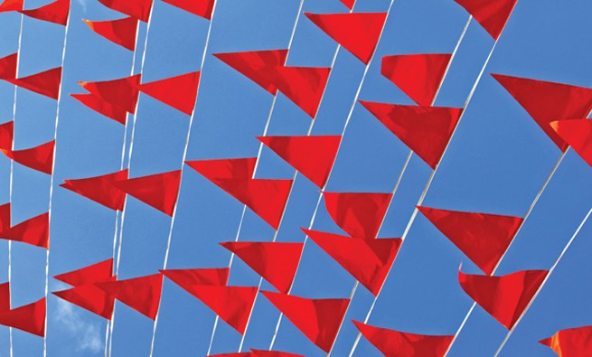 много красных флагов. красные флажки стран. красный флажок. много красных флагов. много красных флагов.