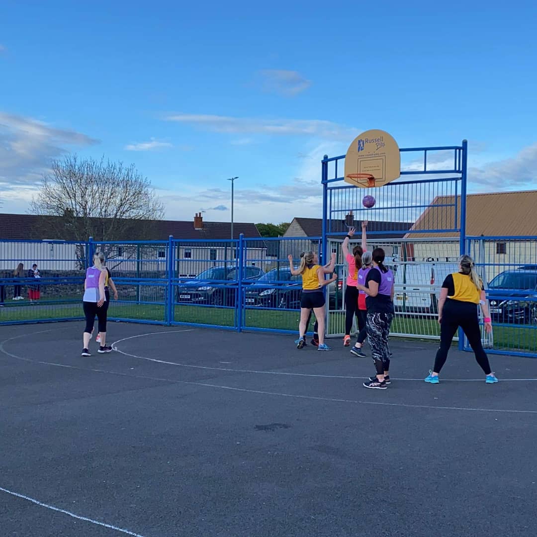 BraesNetball's tweet image. BBN &amp;amp; Senior players on court tonight for the first time after a 14 month break! Fair to say - a lot of smiles but also a lot of burning lungs &amp;amp; limbs gang?
Fancy joining?: braesblazers@gmail.com 😊
@NetballScotland #backtonetball #netsgooutdoors #netball #netballers