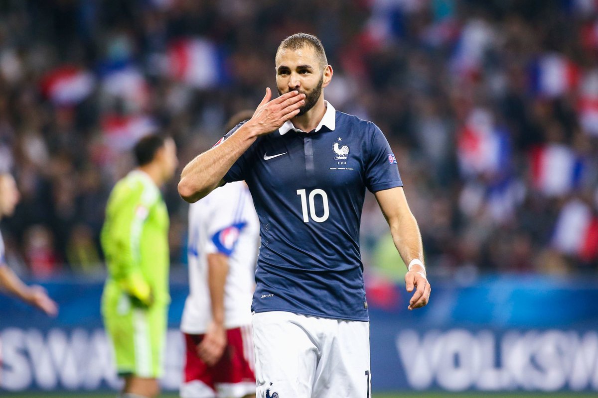 ActuFoot_'s tweet photo. Fred Hermel : "Benzema a mis sa fille dans une école publique à Madrid qui dépend du lycée français. Il m'a dit : 'Je suis Français, ma fille vit à l'étranger mais je veux qu'elle connaisse bien sa langue et son pays.' Ça parle beaucoup plus qu'une Marseillaise chantée."

(RMC) https://t.co/rAK1sJGYYC