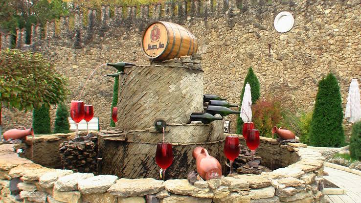 Liz Ogumbo Wines on X: Did you know that Italy has a free 24/7 hour wine  fountain that dispenses wine instead of water? Installed by Dora Sarchese  vineyard in Ortona, Abruzzo which