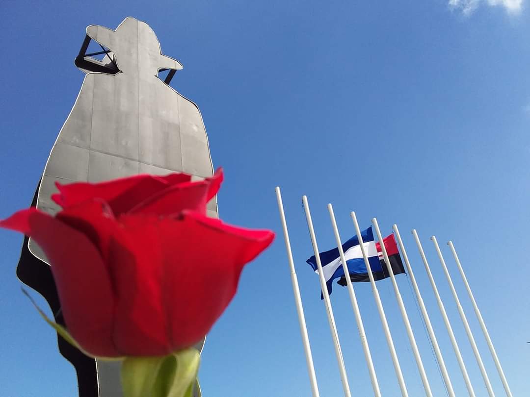 Gueguense2's tweet photo. #SandinoAmorHeroicoVencemos 
Que viva el Heróico General!♥️🖤 https://t.co/JXQ90bJHaD