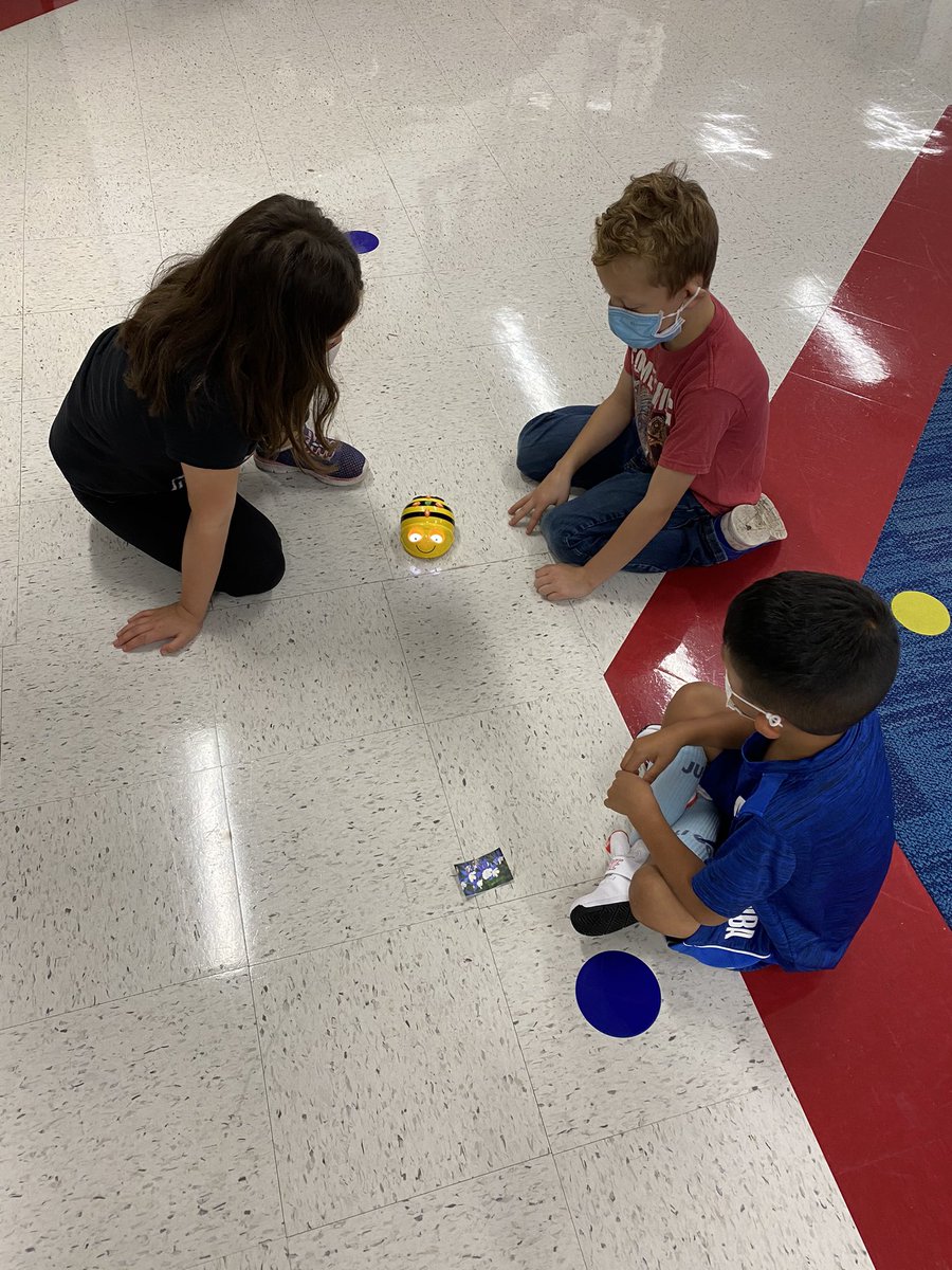 montgomery_lib's tweet photo. Day 2 of Jam in a Box! Pre-k coded Bee-Bots in the direction of a flower and 3rd graders learned all about Binary Code and made bracelets. We’re having so much fun. @YouthCodeJam @Rackspace @NEISDLibrary https://t.co/G355jJTG0j