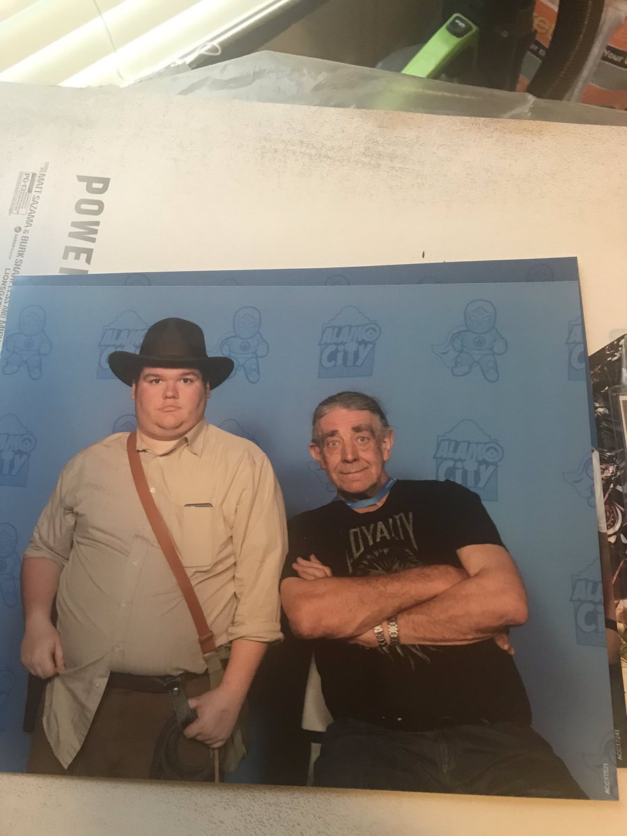 This was taken at @alamocitycon along with a legend. RIP Peter Mayhew #chewbacca #RIPPeterMayhew #OGChewbacca https://t.co/MLftjb6nxm