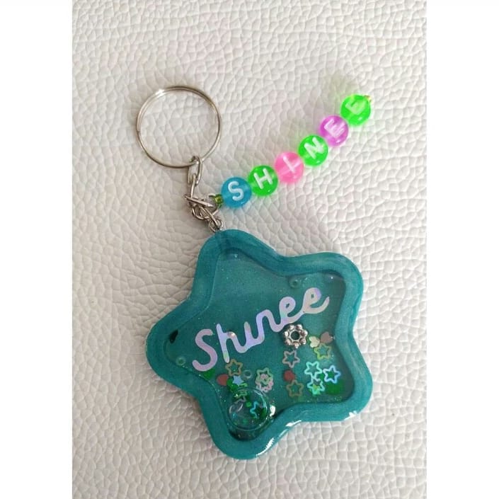 LojaSweetPanda's tweet photo. Para os fãs do Shinee chegou o chaveiro do grupo que não está diferente dos outros, lindos. Que tal adquirir esse chaveiro para completar a coleção?
#shinee #shineeedit #shineeworld #kpop #kpopedit #resina #resinart #resinaepoxi #chaveirospersonalizados https://t.co/jTycW0QdR4