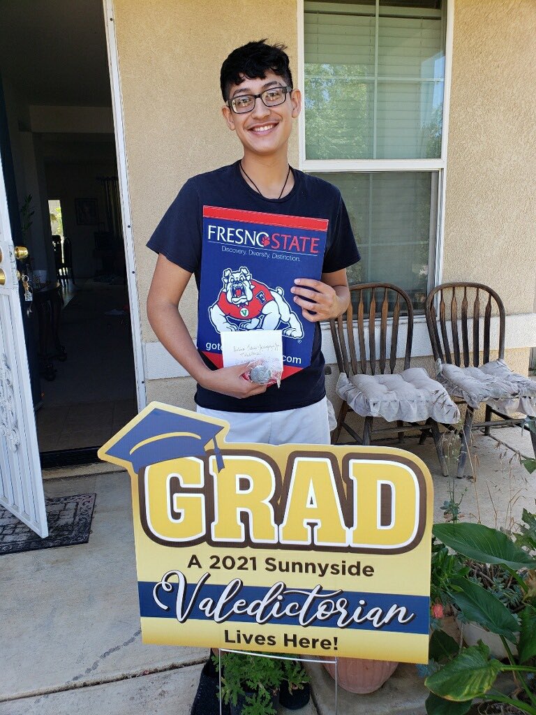 rkrodriquez's tweet image. Triumphant Tuesday here at Sunnyside High School. Our 60 (yep 60!) valedictorians were greeted by their counselor with their yard sign.  We are screaming from the rooftops and into the neighborhoods that are seniors are thriving &amp;amp; fierce community leaders. We see you Wildcats!