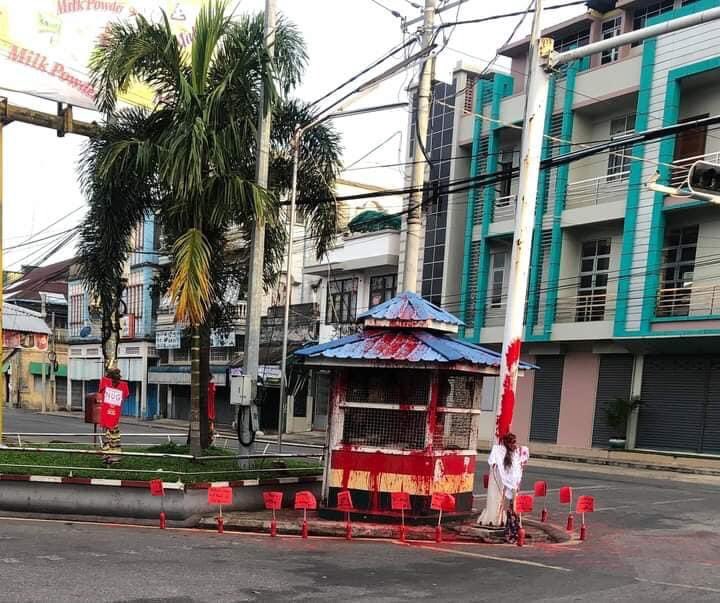 Bloody red paint strike against military coup and slavery education system in Dawei this morning.
#WhatsHappeningInMyanmar #May19Coup