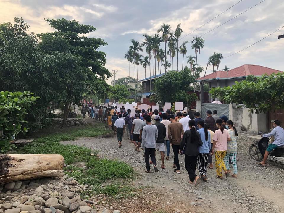 Lalrinkimi2021's tweet photo. ‼️Despite the heavy presence of junta forces, local residents of Kale (Kalaymyo), Sagaing Region, took to the streets and demanded democracy today, May 19.
#May19Coup
#WhatsHappeningInMyanmar https://t.co/DIwO0KHDOE