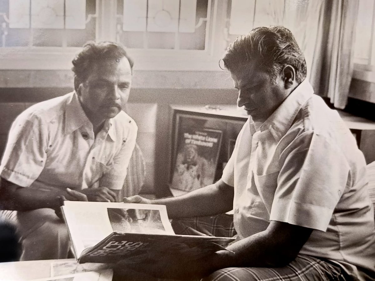 TarikPatel1's tweet photo. P.Sardar and The writer Taking Information of his life Interview. {Mulakaat} 

#PSARDAR #calenderking #god #paintings #19S
#psardar #tarik #artist #Kolhapur #Maharashtra #god #Calender
#painting #psardar #oiloncanvas #fineart #art #drawing #masterpainting
#psardarstudio https://t.co/BYmZwzlq69