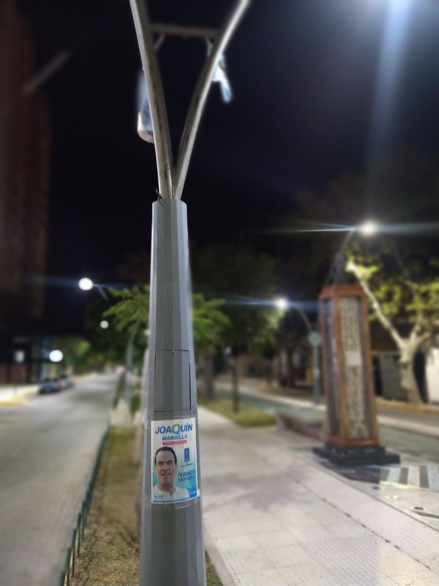 ArussoBarrera's tweet photo. Que lindo el trabajo de los empleados de la Municipalidad vistiendo la ciudad de fiesta para la Semana de Mayo. Lastima que el diputado @mansillasanluis se dedique a ensuciar el espacio público con una forma de hacer propaganda de otros tiempos. https://t.co/OzTuvjnyYr