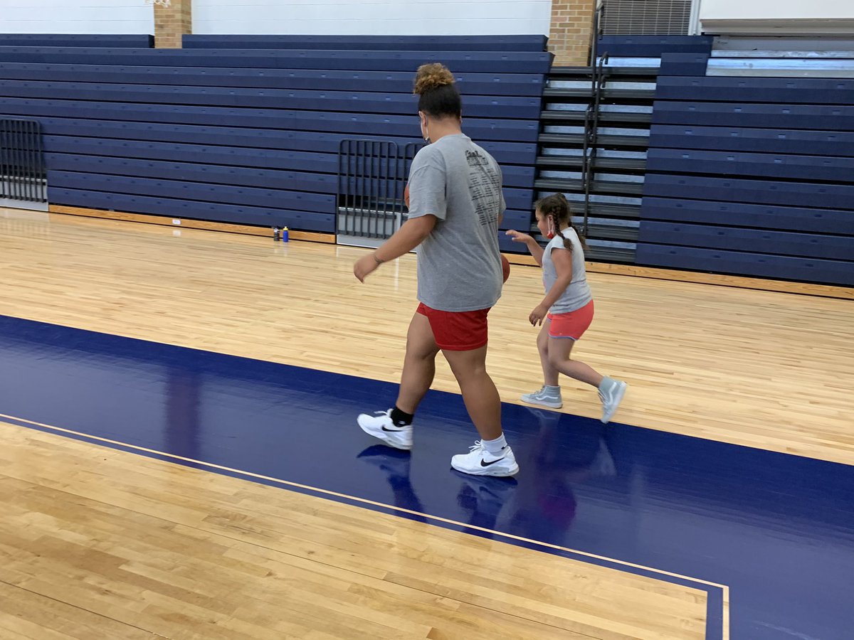 Kids camp going on right now. <a href="/Jacque_Stacey34/">Jacqueline David</a> helping out @Isaiah_J13 tonight. Good to see former <a href="/Bears_Tomorrow/">Bears Tomorrow Basketball</a> kids giving back.