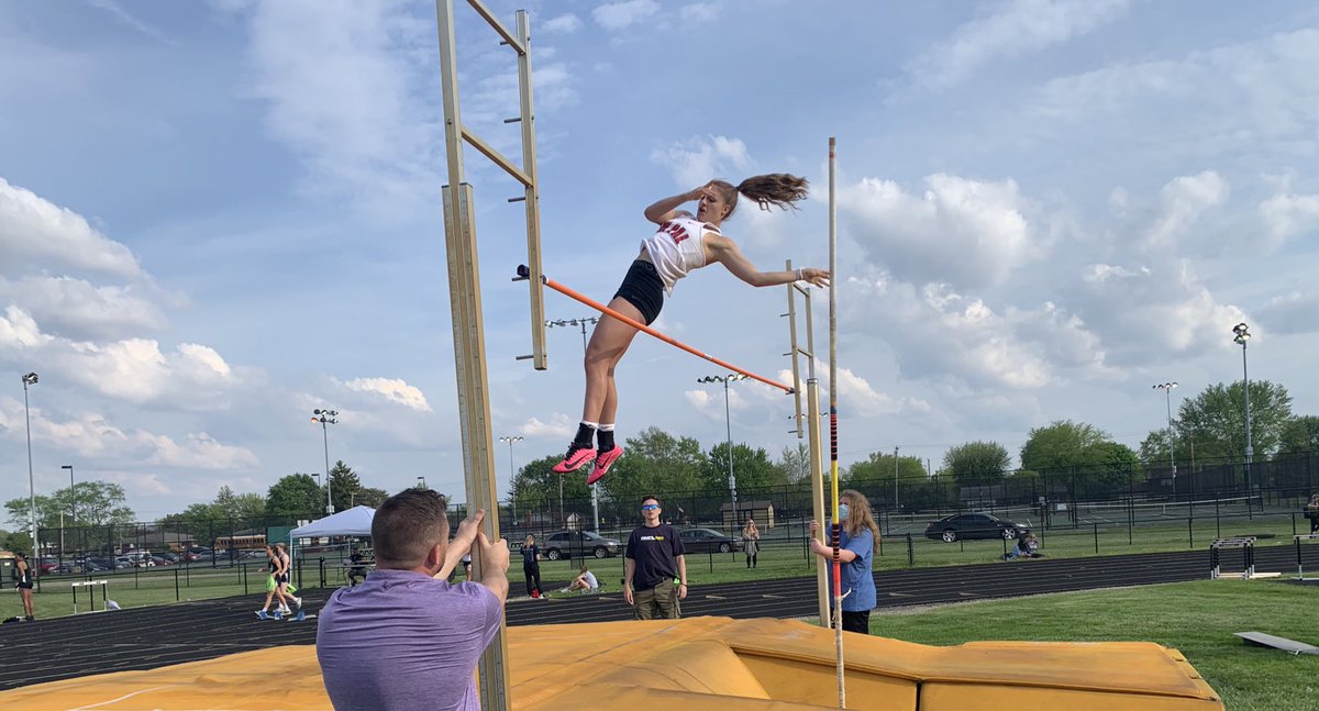 Dragons competing in sectional this evening at Shelbyville. Loved watching <a href="/annaackerman_/">anna ackerman</a> clearing the bar on this attempt. @SouthernHancock <a href="/llantrip/">Lisa</a> <a href="/MrsAmyDawson/">Amy Dawson</a> @MitchanerNPHS <a href="/ELBranch13/">Eric Branch</a> <a href="/missy_ackerman/">Missy Ackerman</a> #WeAreDragons