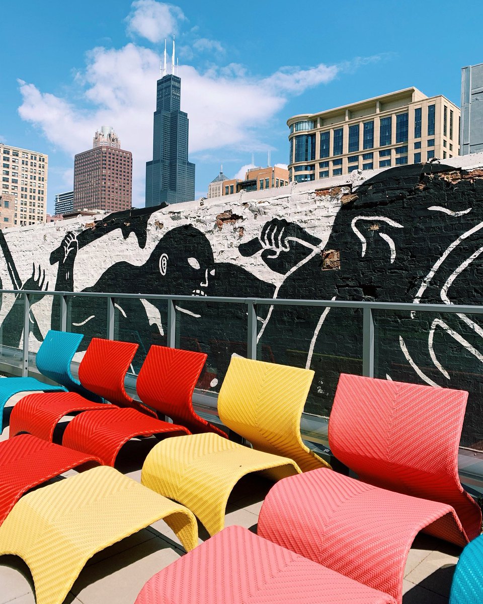 30eastapts's tweet photo. Catch us sitting out here all Summer long!🤩 Want to join us? Click the link in our bio or call 331-256-5131 for more info! #liveherelivewell #chicagoapartments https://t.co/BGiGha7eiY