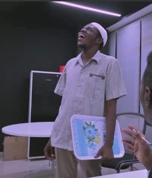 ناس الجامعات : ان شاء الله السنة دي خريجين                                                                                       لجنة الطوارئ الصحية : 👇