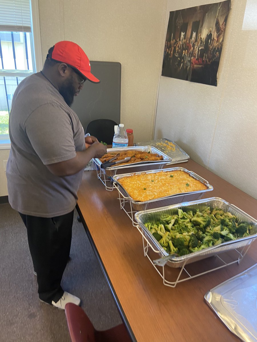 CoachEClark's tweet photo. Lunch meeting with our seniors. https://t.co/Zn3hyTY5dc