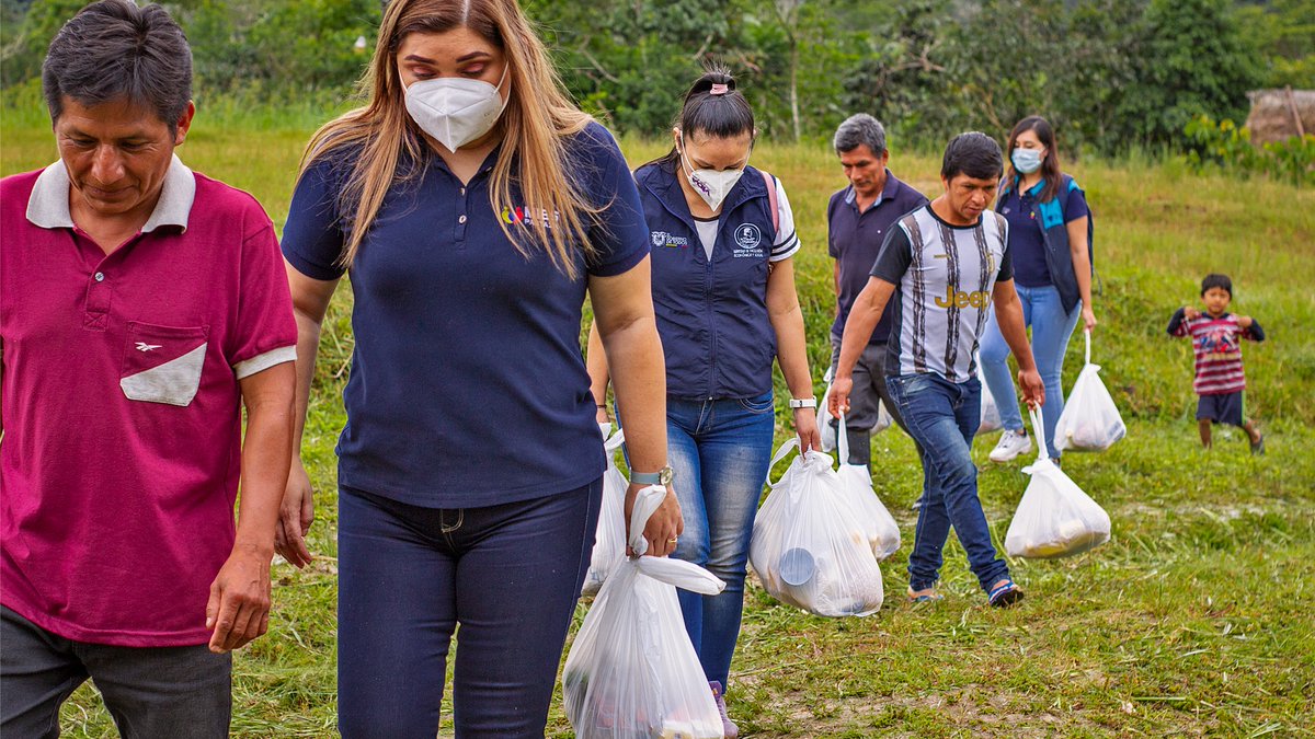 Andrea198129's tweet photo. [#Pastaza]
En la comunidad de Chinimtuna @InclusionEc realizó la socialización de los parámetros a cumplir para ser beneficiario del "Bono de Desarrollo Humano" y "Bono Joaquín Gallegos Lara". Se pudo hacer la entrega de kits alimenticios para 17 familias de esta comunidad. https://t.co/jECFqjh8i0