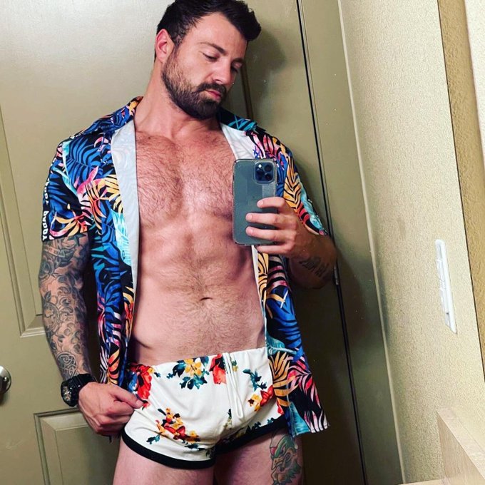 1 pic. Servin vacation tease daddy #bathroomselfie @maximus_mcfit ??? #gayman #gaymuscle #gayfur #shirtlessguys