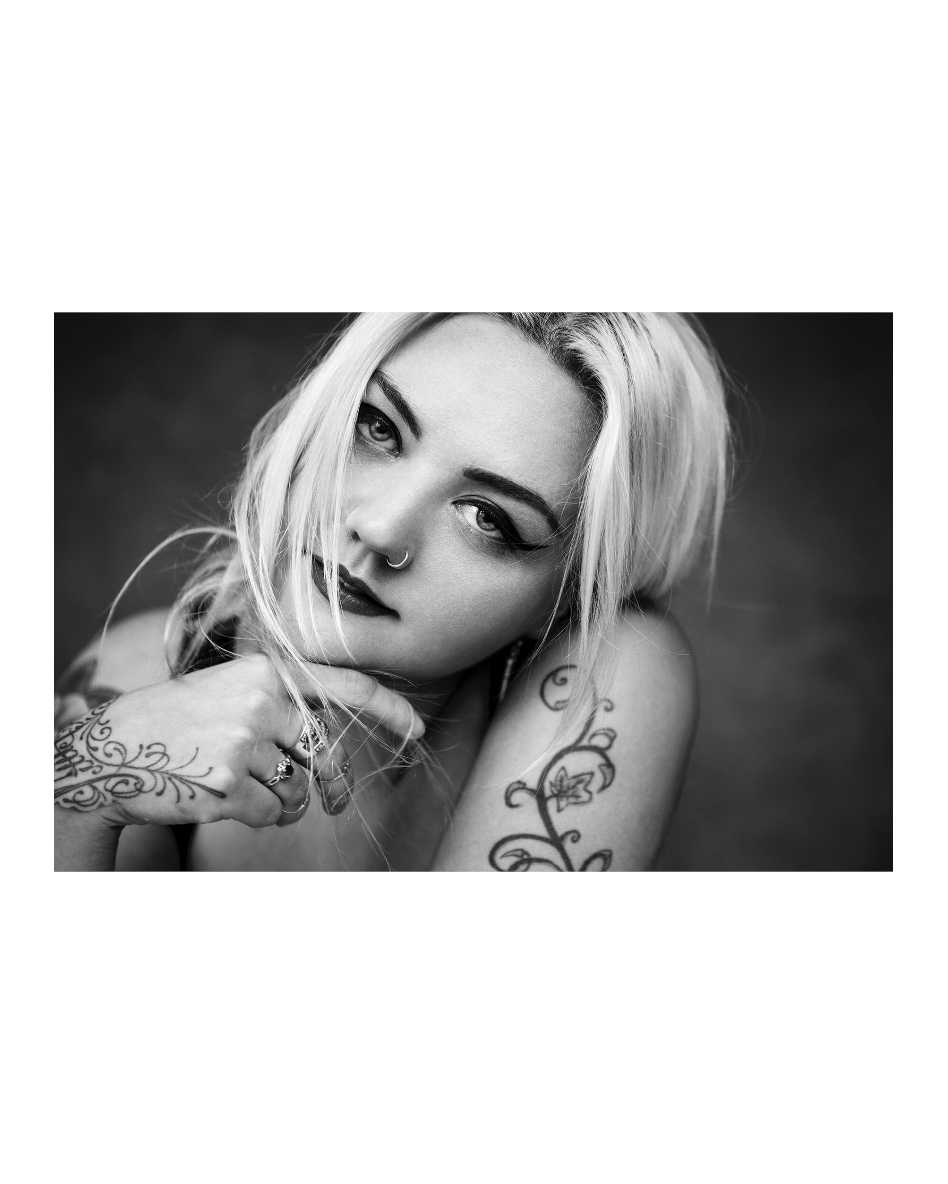 A gorgeous portrait throwback from when Dustin Cohen went on tour with <a href="/ElleKingMusic/">Elle King</a>  
📸 <a href="/dustin_cohen/">Dustin Cohen</a> 

#allinrepresents #weareallin

.

.

.

.

.

#allinrepresentsdustincohen #elleking #elleontheroad #portraitphotography #portrait #photographer  #photo