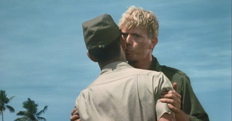 特撮 Underminer 戦場のメリークリスマス デヴッドボウイが坂本龍一のほほにキスする例の場面 あのカタカタする印象的な動きは演出ではなく カメラの故障たった しかしあの動きを大島渚監督が気に入りそのまま採用した まさに映画の神様が降りて来