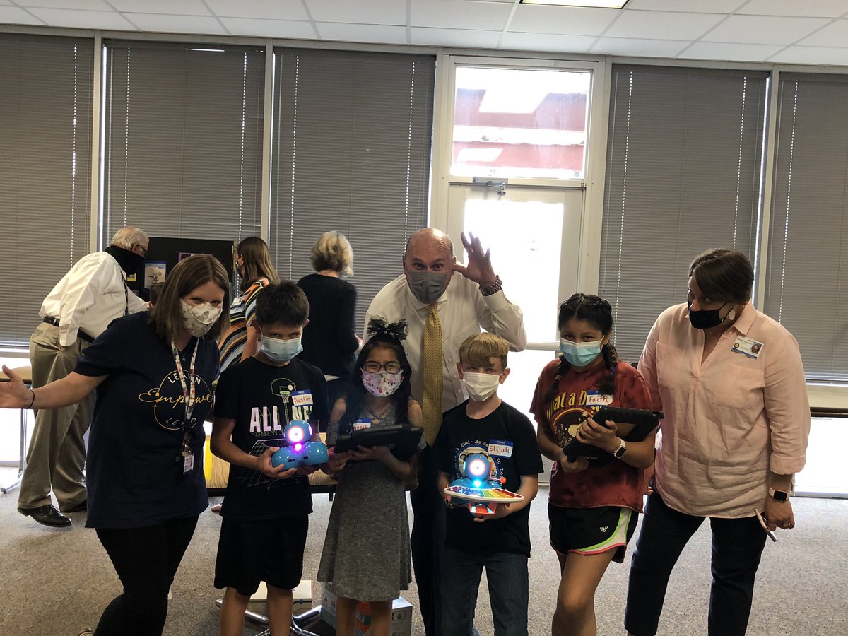 Austin Elementary having a blast teaching Board member Mr.Dendle all about what they are learning in their Stem Labs this year. #SAISDStem21