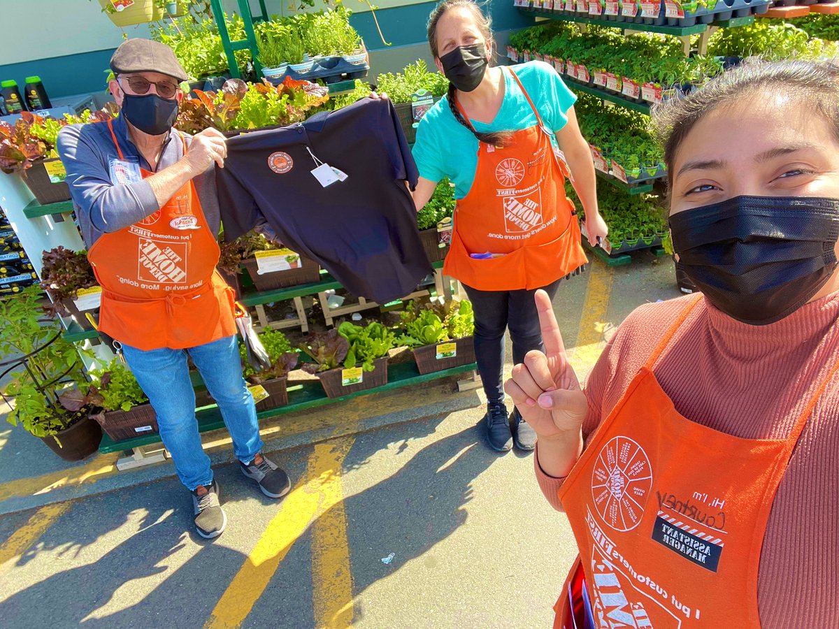 DH Al handing out a POLO shirt to our service desk associate Tammy for overall performance. Way to go!! @Ken_D19DM @JKirkHD <a href="/ChuckSly2/">Chuck Sly</a>  <a href="/Shepoftheyear77/">jason shepard</a> <a href="/Cody90445277/">Cody</a> @JennyP4702