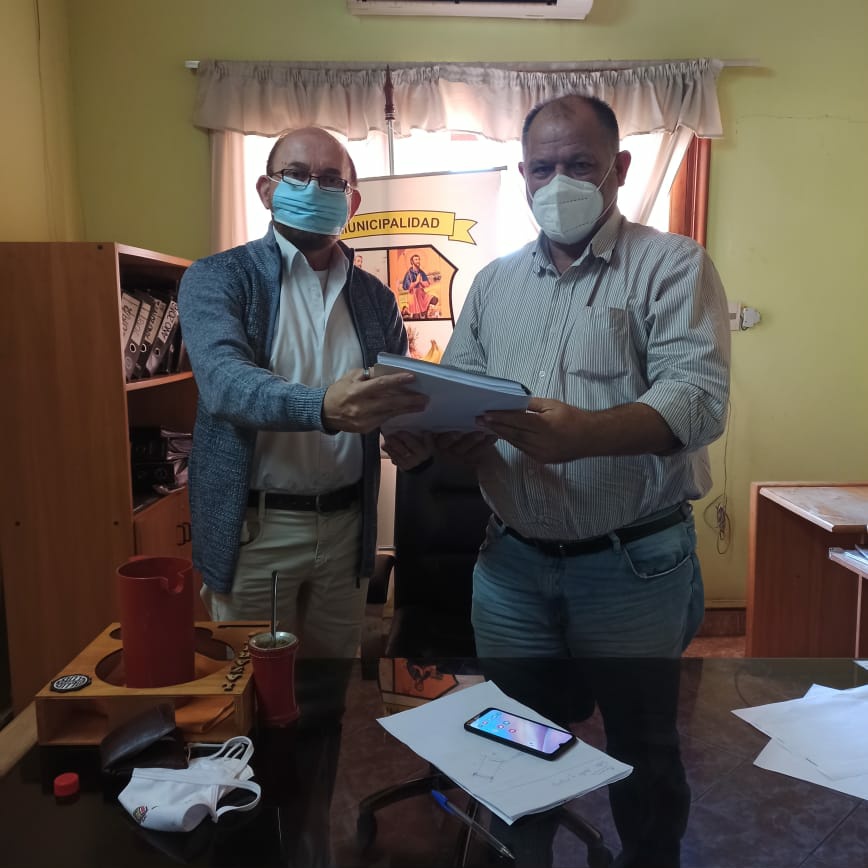 muniaye's tweet photo. El Intendente Municipal Sr. Lázaro Ovelar, recibe del Lic. José Pintos Balbuena, propietario de PB Consultores , el Informe de la Rendición de Cuentas del uso de los Fondos de ROYALTIES y FONACIDE del Primer Cuatrimestre del Ejercicio Fiscal 2.021 https://t.co/Rfe6S8n4cI