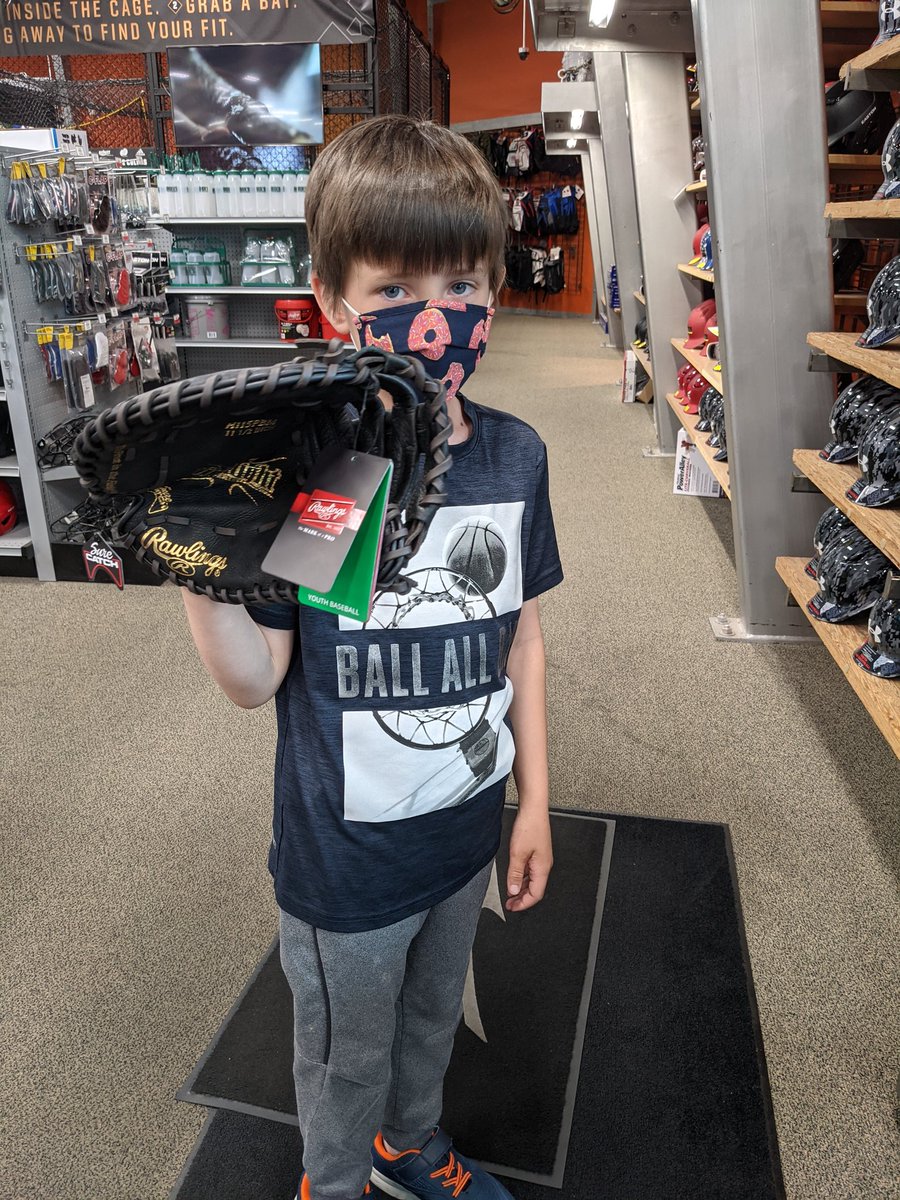 TaraMom23Boys's tweet photo. Tonight I took my youngest on a date. ❤️ He chose @panerabread for dinner, a haircut at @GreatClips, and a trip to @DICKS for a 1st baseman mitt, sunglasses, and another pair of baseball pants. I love spending one-on-one time with my boys! #baseballmom #momdate https://t.co/3W053Z9rAB