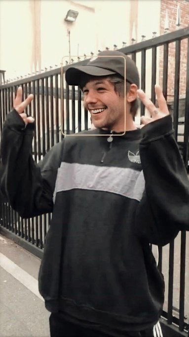 mlths_'s tweet photo. Cada que veo a Louis sonriendo me dan ganas de meterlo en una caja de cristal y de protegerlo y contemplarlo toda mi vida.
I vote #Louies for #BestFanArmy at the #iHeartAwards https://t.co/lFv0sKbnMq