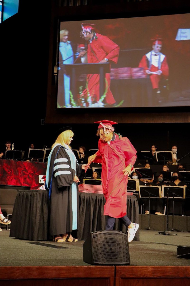 chase448_'s tweet photo. on to the next chapter👨🏾‍🎓#AGTG #Graduation2021 #buffup💜 https://t.co/VSDV7voaep
