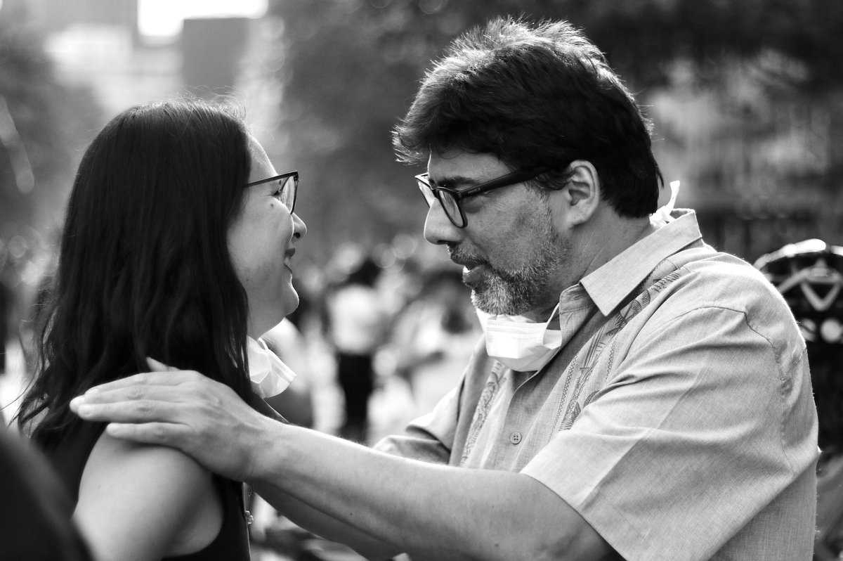 La_horasono's tweet photo. Revisando mi material de los primeros meses de estallido, me encontré con estas fotografías en donde aparecen @danieljadue y @IraciHassler caminando x plaza Dignidad. Día 18 de noviembre de 2019, se cumplía un mes de revuelta social. Es primera vez q las publico en redes sociales https://t.co/DfXreWV7pQ