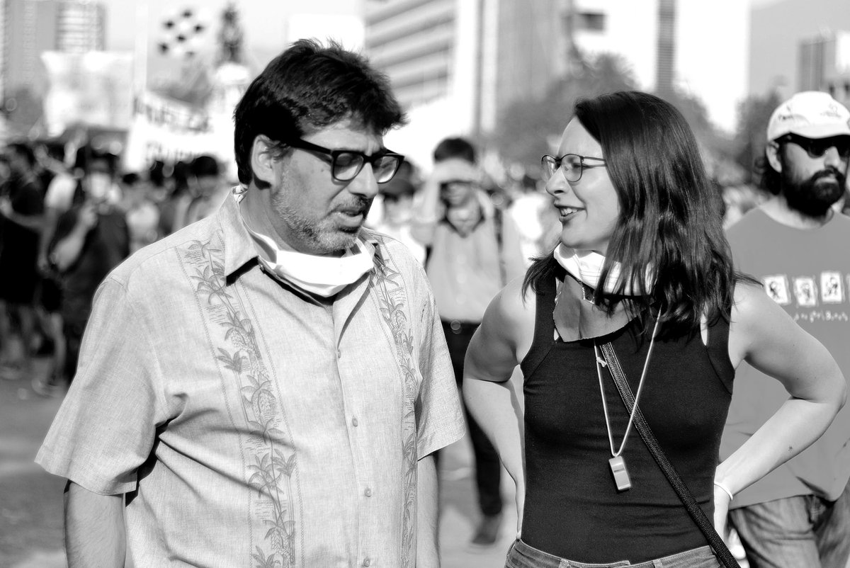 La_horasono's tweet photo. Revisando mi material de los primeros meses de estallido, me encontré con estas fotografías en donde aparecen @danieljadue y @IraciHassler caminando x plaza Dignidad. Día 18 de noviembre de 2019, se cumplía un mes de revuelta social. Es primera vez q las publico en redes sociales https://t.co/DfXreWV7pQ